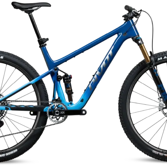 Ein blaues Pivot Mach 4 SL Mountainbike mit Fokus auf Cross-Country-Rennen, dargestellt im Profil.