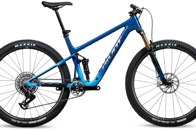 Ein blaues Pivot Mach 4 SL Mountainbike mit Fokus auf Cross-Country-Rennen, dargestellt im Profil.