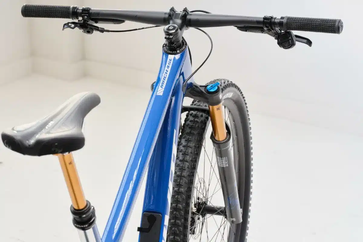 Blaues Pivot Mach 4 SL Mountainbike mit Fokus auf Lenker, Vorbau, Federgabel und Rahmen-Detail.