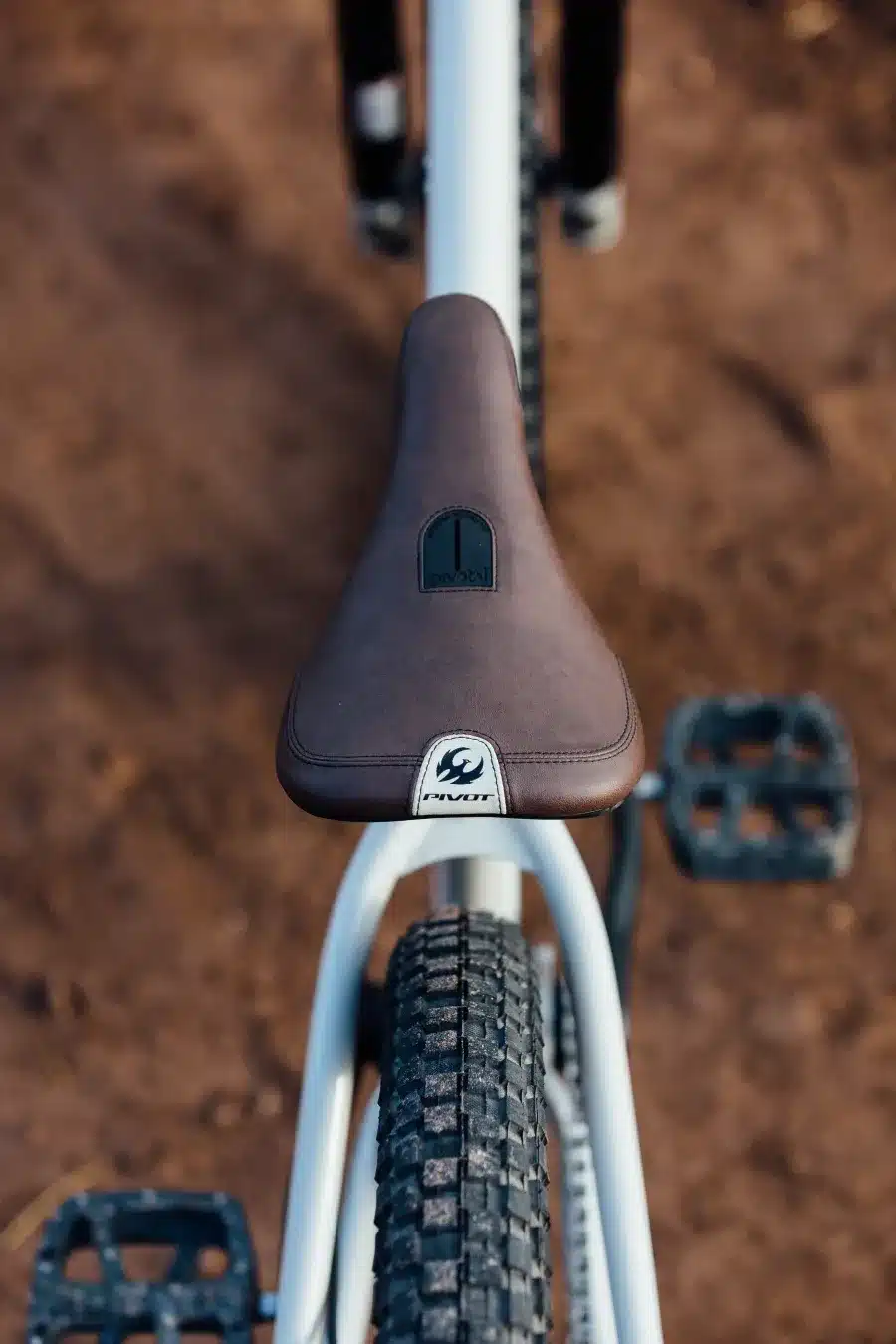 Top-Down-Ansicht eines Dirtjump-Fahrrads mit Fokus auf den braunen Sattel mit