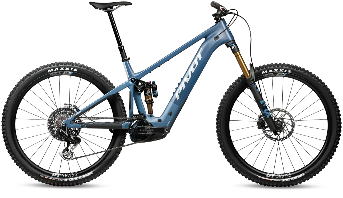 Seitenansicht eines blauen Pivot Shuttle AM E-Mountainbikes mit schwarzen Maxxis-Reifen, DT Swiss Felgen, Bosch Motor und Fox Gabel.