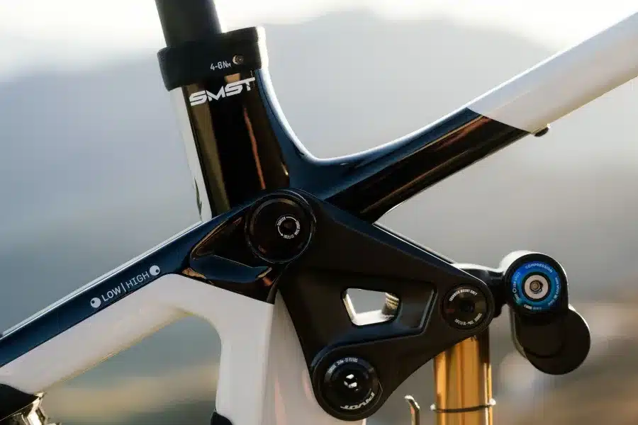 Detailansicht des Hinterbaus eines Pivot Shuttle LT E-Mountainbikes mit sichtbarem Dämpfer, Lagerungspunkten und Hinweisen zur Einstellung der Geometrie.