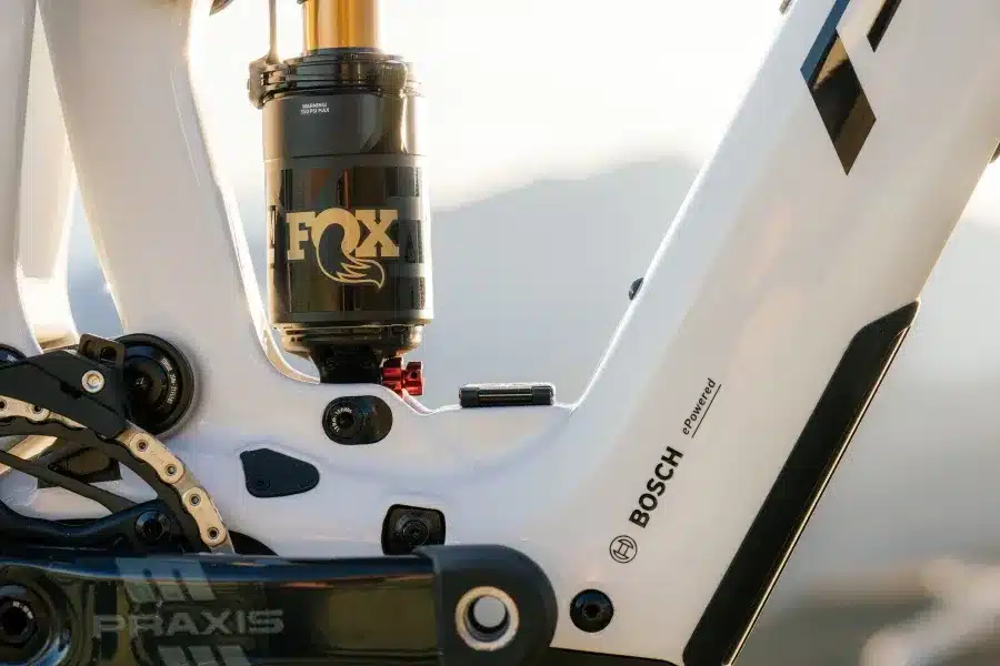 Detailansicht des Pivot Shuttle LT E-MTB, Fokus auf den Hinterbau mit Fox Dämpfer und Bosch E-Powered Schriftzug.