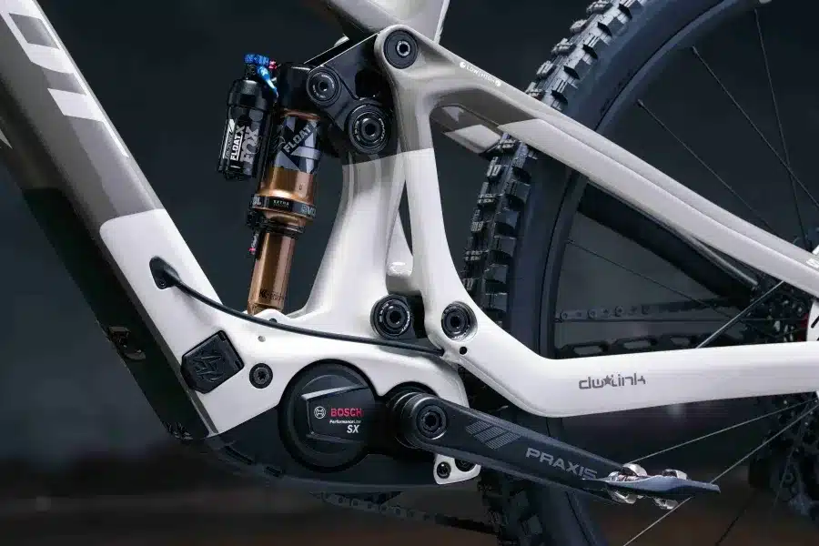 Nahaufnahme des Hinterbaus eines Pivot Shuttle SL/AM E-Mountainbikes mit sichtbarem Bosch Performance Line SX Motor und FOX Federungselement.