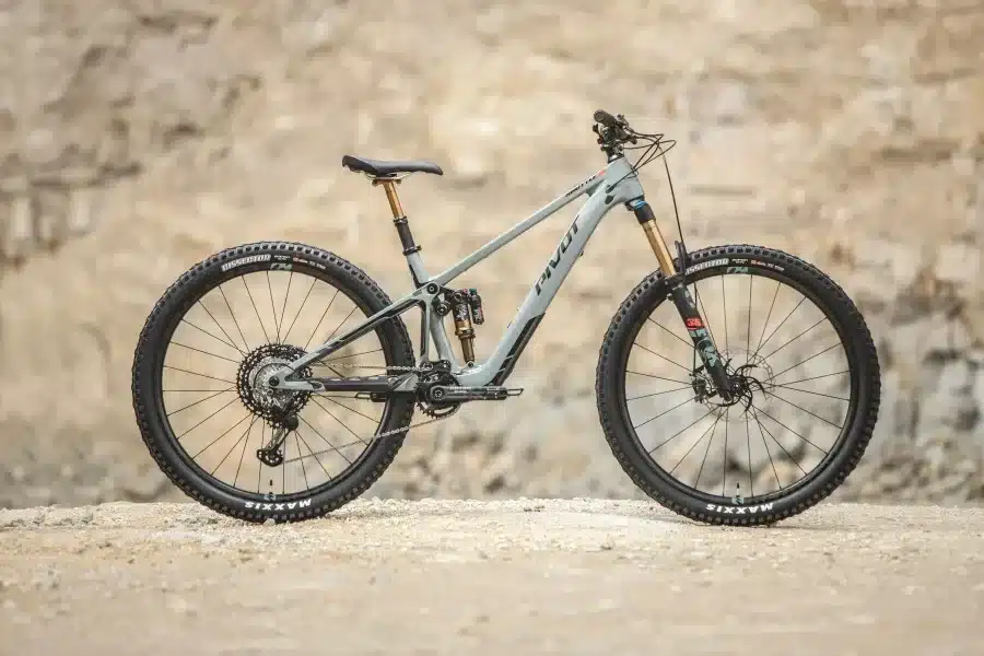 Graues Pivot Shuttle SL Mountainbike mit goldenen Akzenten im Detail.