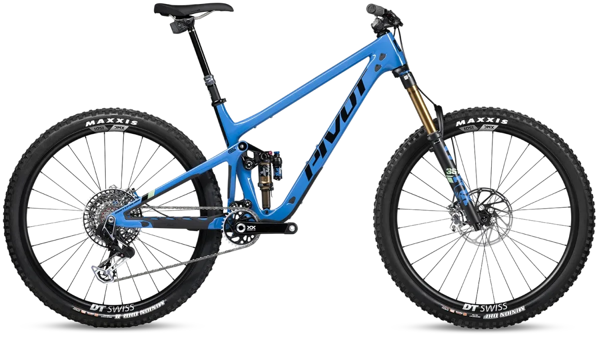 Seitenansicht eines blauen Pivot Switchblade Mountainbikes mit Vollfederung und 29-Zoll-Rädern