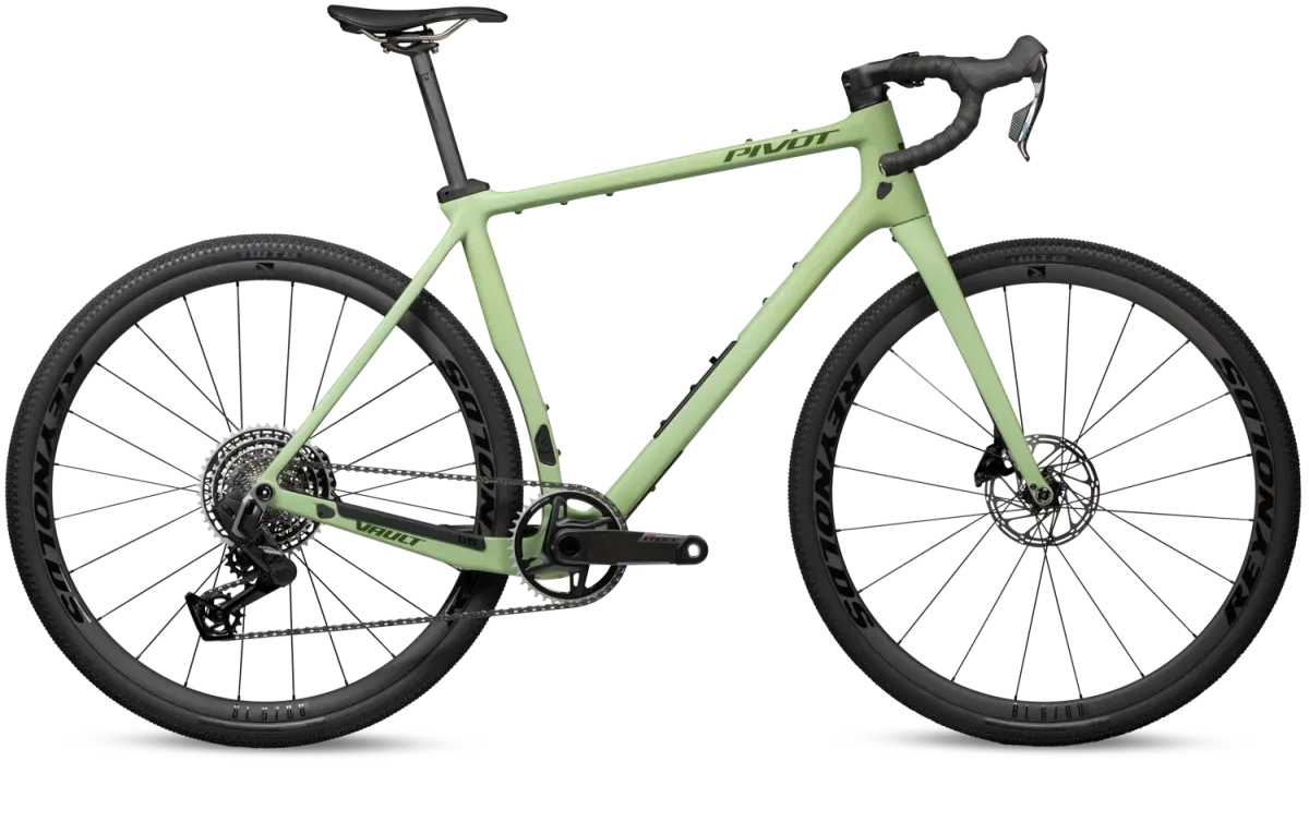 Pivot Vault Gravelbike mit Vollcarbon-Rahmen, Reynolds Laufrädern und Rennlenker, seitliche Ansicht.