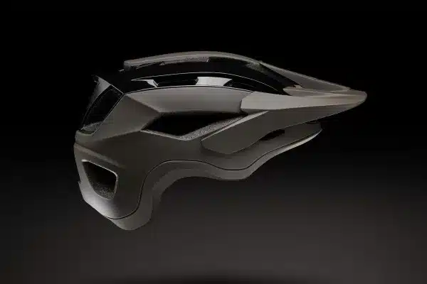 Seitenansicht eines schwarzen Mountainbike-Helms mit verstellbarem Visier und Belüftungsöffnungen.