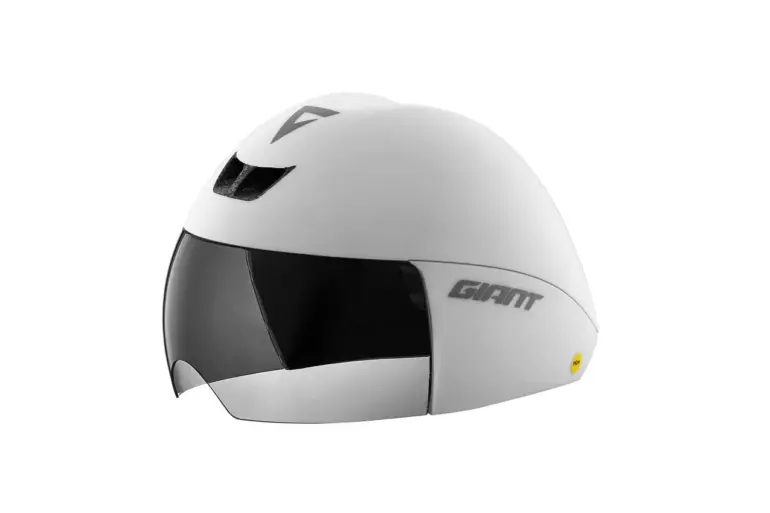 Ein weißer Aerohelm für Zeitfahren und Triathlon mit integriertem Visier und dem Giant Logo auf der Seite.