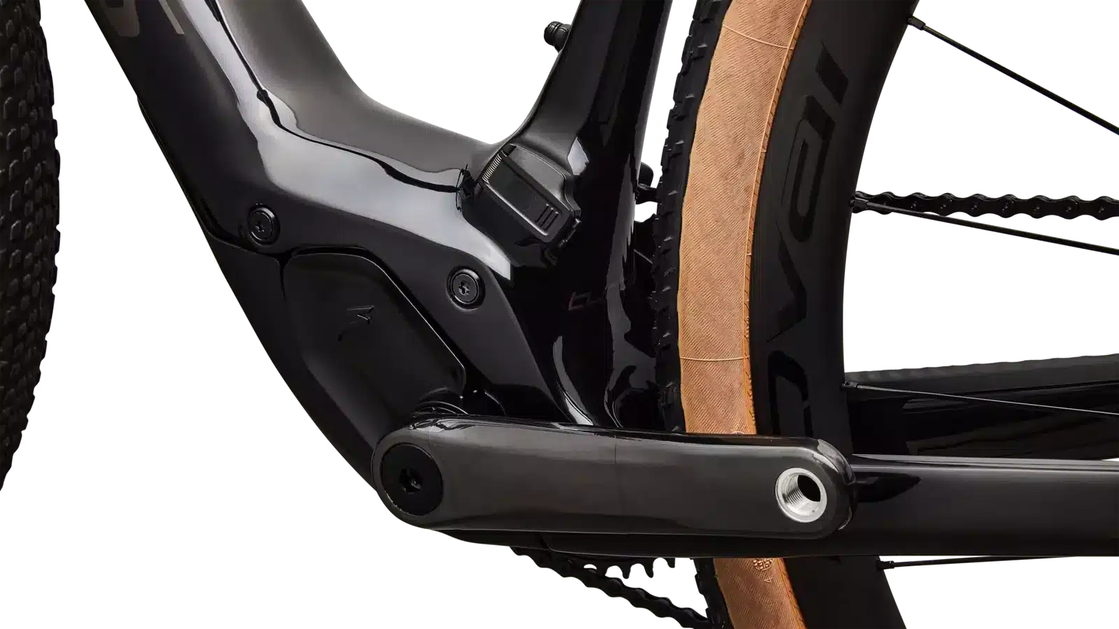 Nahaufnahme des schwarzen Carbonrahmens eines E-Gravelbikes, Fokus auf den Bereich um das Tretlager, die Kurbel und das Hinterrad mit einem tanfarbenen Gravelreifen.