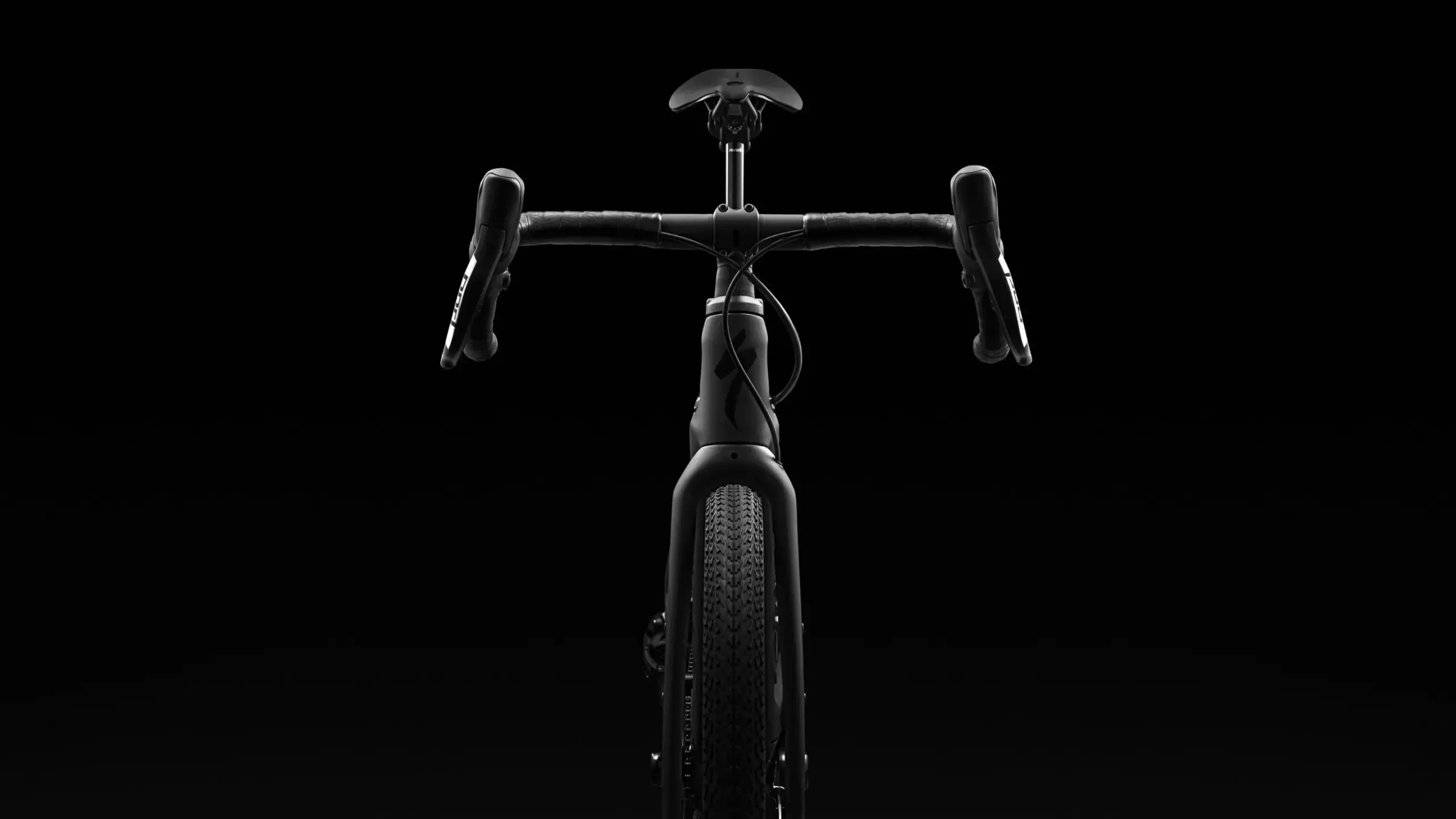 Frontansicht eines schwarzen S-Works Turbo Creo 2 E-Gravelbikes auf schwarzem Hintergrund.