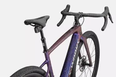 Detailansicht des S-Works Turbo Creo 2 Fahrradrahmens mit speziellem Farbverlauf, Sattel und Lenker.