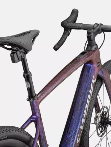 Detailansicht des S-Works Turbo Creo 2 Fahrradrahmens mit speziellem Farbverlauf, Sattel und Lenker.