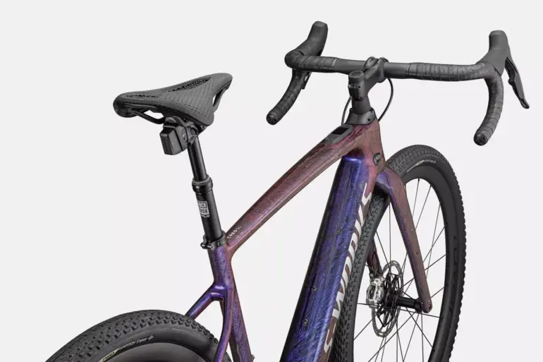 Detailansicht des S-Works Turbo Creo 2 Fahrradrahmens mit speziellem Farbverlauf, Sattel und Lenker.