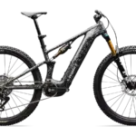 Seitenansicht eines S-Works Turbo Levo R E-Mountainbikes in auffälliger Carbon-Optik.