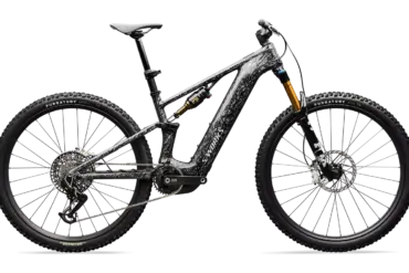 Seitenansicht eines S-Works Turbo Levo R E-Mountainbikes in auffälliger Carbon-Optik.