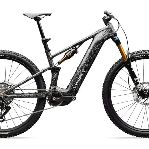 Seitenansicht eines S-Works Turbo Levo R E-Mountainbikes in auffälliger Carbon-Optik.