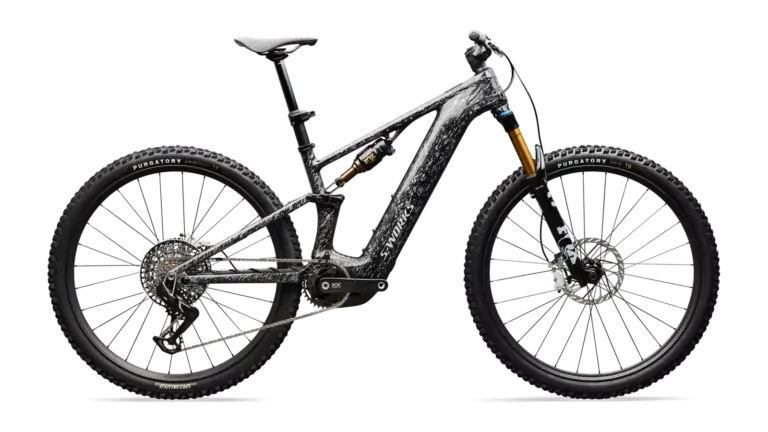 Seitenansicht eines S-Works Turbo Levo R E-Mountainbikes in auffälliger Carbon-Optik.