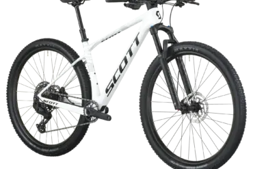Scott Scale 910 Fahrrad von vorne seitlich mit schwarzem Hintergrund.