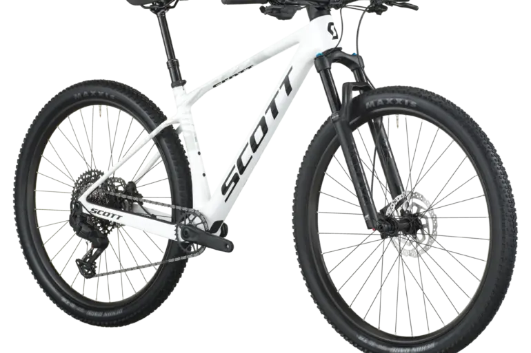 Scott Scale 910 Fahrrad von vorne seitlich mit schwarzem Hintergrund.