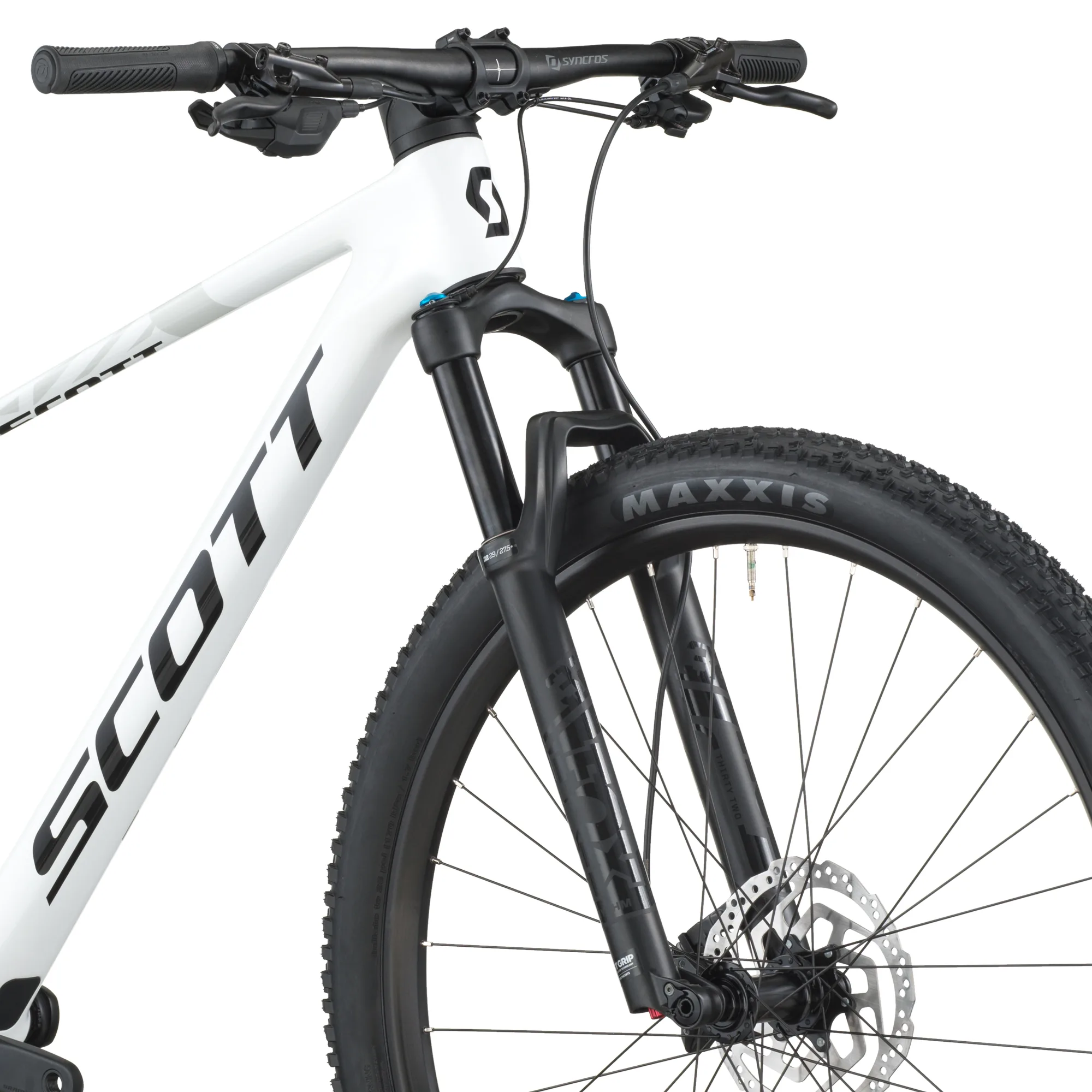 Detailaufnahme des Scott Scale 910 Mountainbikes in Weiß, gezeigt von vorne mit Blick auf die FOX Federgabel, den Syncros Lenker und das Maxxis Vorderrad.