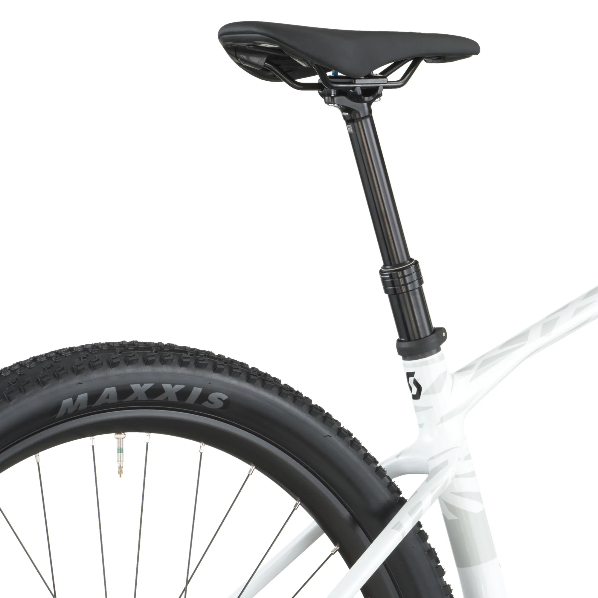 Detailaufnahme eines weißen Scott Scale 910 Mountainbikes mit schwarzem Sattel, Carbonrahmen und Maxxis-Reifen.