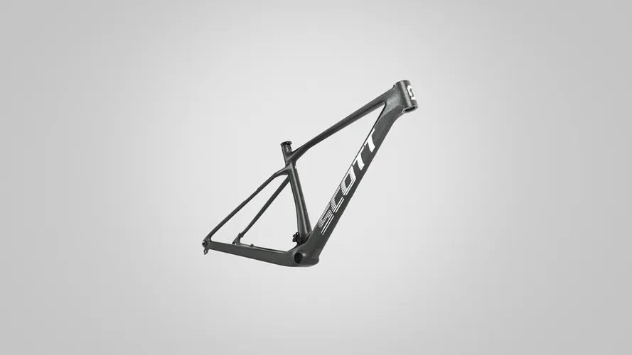 Ein leerer SCOTT Scale 920 Carbonrahmen, freigestellt vor grauem Hintergrund.