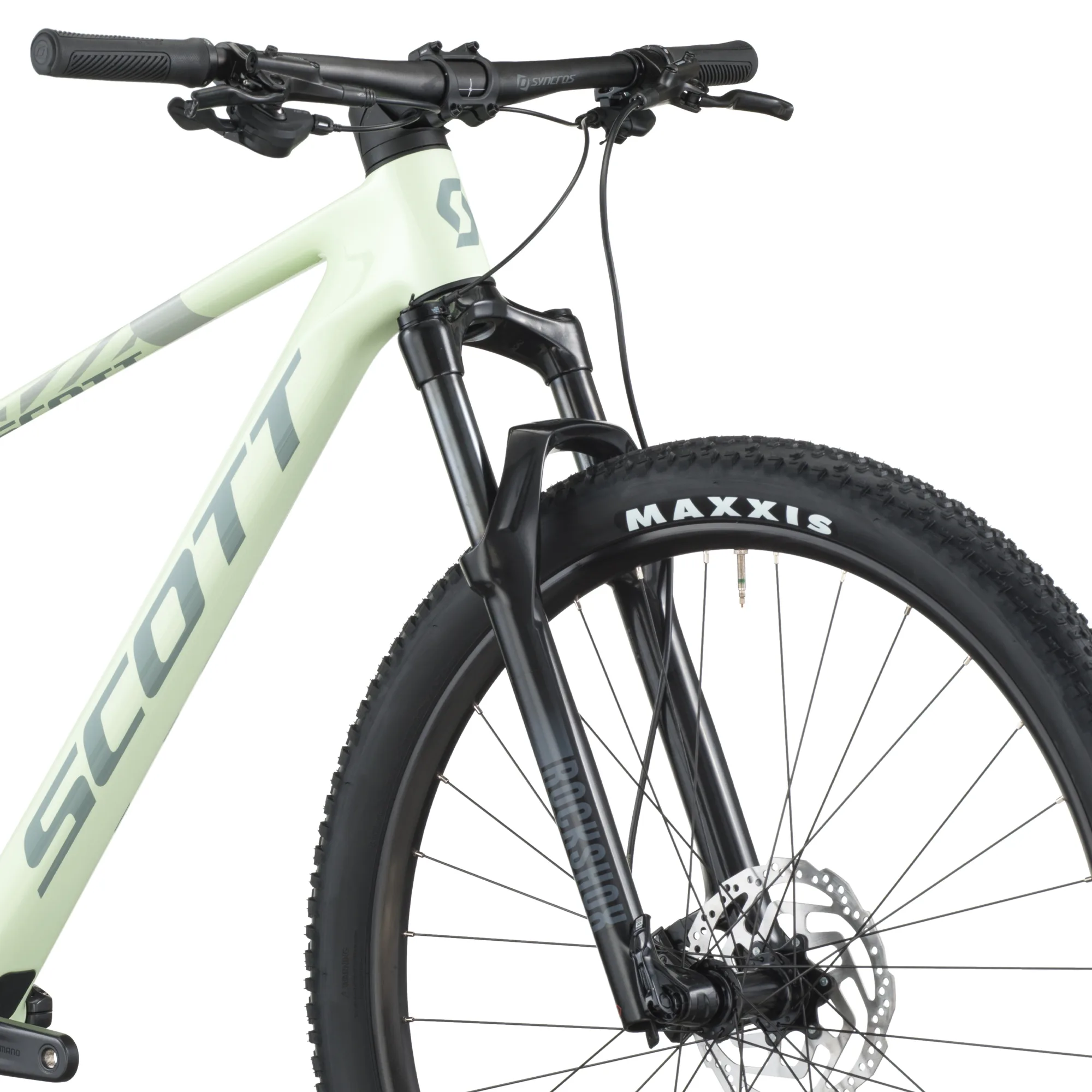 Nahaufnahme des vorderen Teils eines hellgrünen SCOTT Scale 920 Mountainbikes, inklusive RockShox Federgabel, Maxxis Reifen und Syncros Lenker.