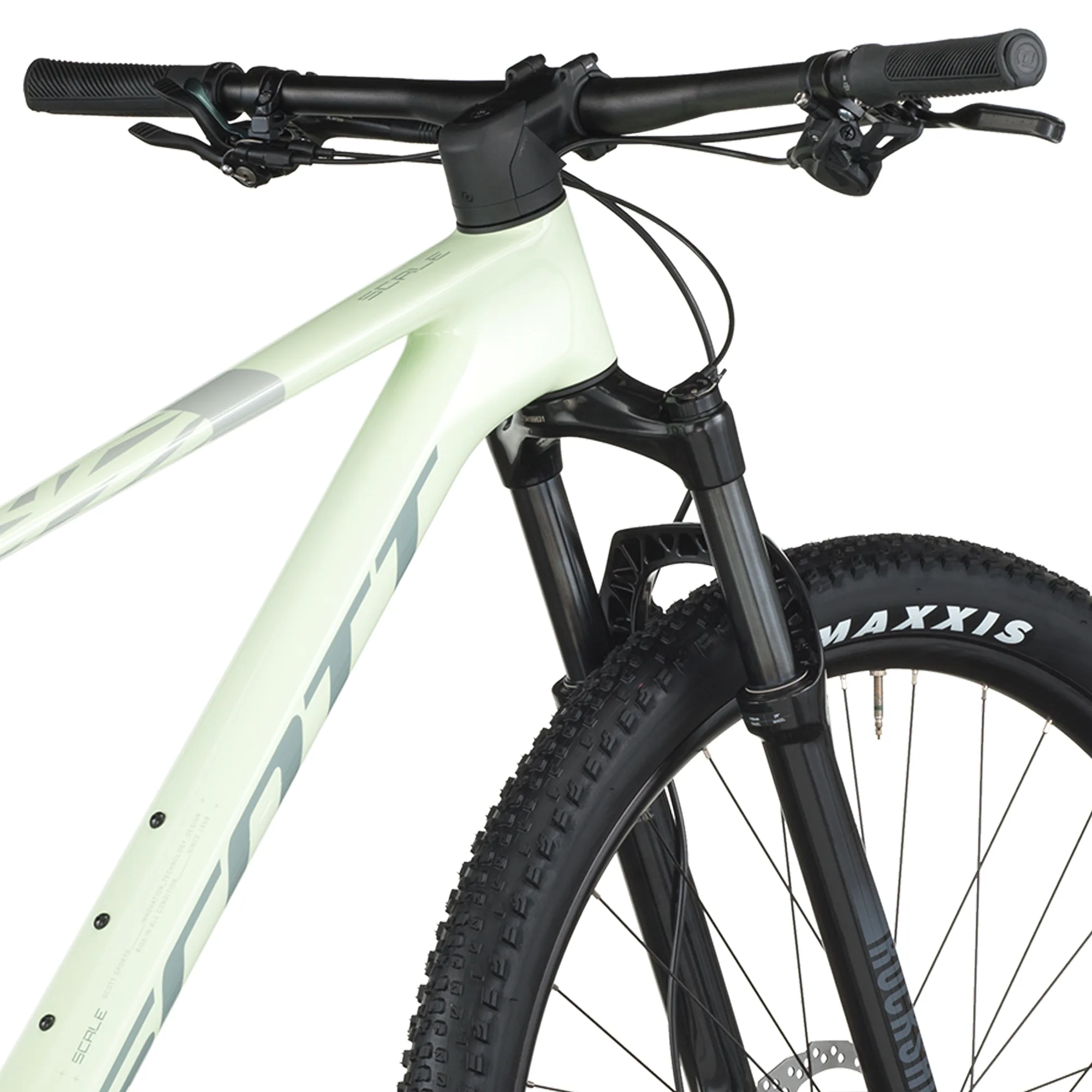 Nahaufnahme des Vorderteils eines SCOTT Scale 920 Mountainbikes in hellem Grün mit silbernen Akzenten, zeigt die Lenker, Vorbau, Gabel und das Vorderrad mit Maxxis-Reifen.