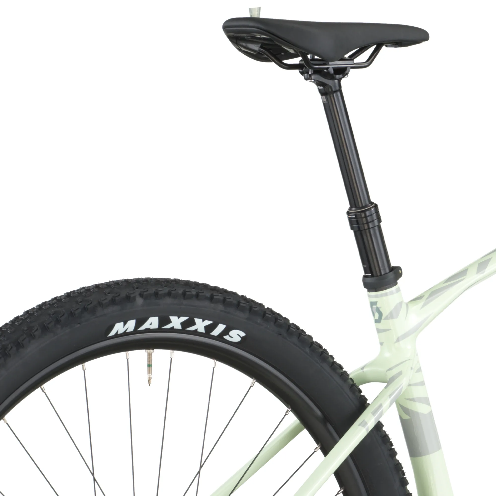 Detailaufnahme eines SCOTT Scale 920 Mountainbikes, das das Hinterrad mit Maxxis-Reifen, die verstellbare Sattelstütze und einen Teil des hellgrünen Carbonrahmens zeigt.