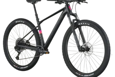 Scott Scale 930 Mountainbike in Schwarz mit Vollfederung vorne.