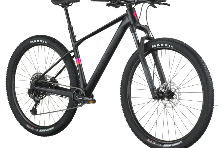 Scott Scale 930 Mountainbike in Schwarz mit Vollfederung vorne.