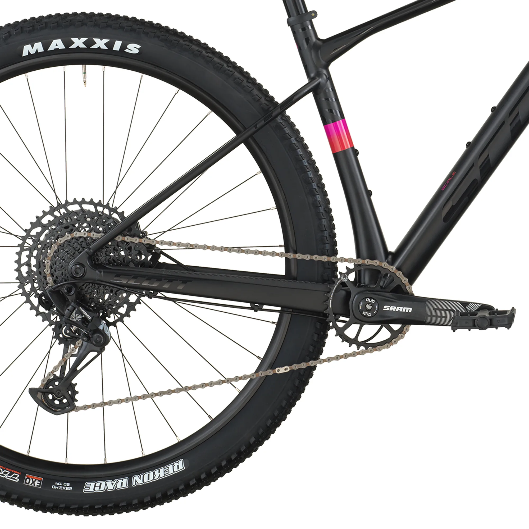 Detailansicht des Scott Scale 930 Mountainbikes, gezeigt wird der Antriebsstrang mit SRAM Schaltung und Kette, das Hinterrad mit Maxxis Reifen und die Kurbelgarnitur.