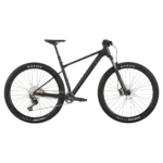 Seitenansicht eines schwarzen Scott Scale 940 Mountainbikes mit 29-Zoll-Laufrädern, RockShox Federgabel und Shimano Deore Antrieb.