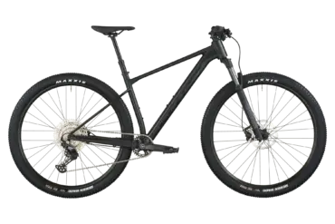 Seitenansicht eines schwarzen Scott Scale 940 Mountainbikes mit 29-Zoll-Laufrädern, RockShox Federgabel und Shimano Deore Antrieb.