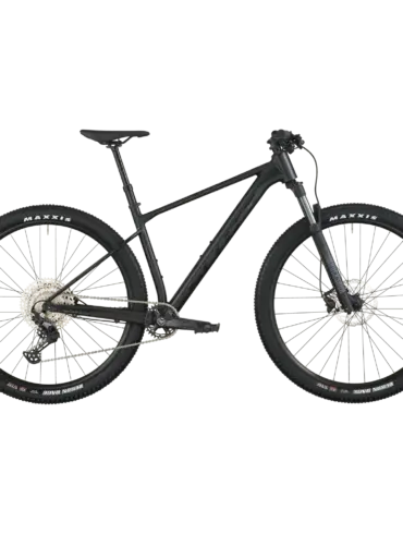 Seitenansicht eines schwarzen Scott Scale 940 Mountainbikes mit 29-Zoll-Laufrädern, RockShox Federgabel und Shimano Deore Antrieb.