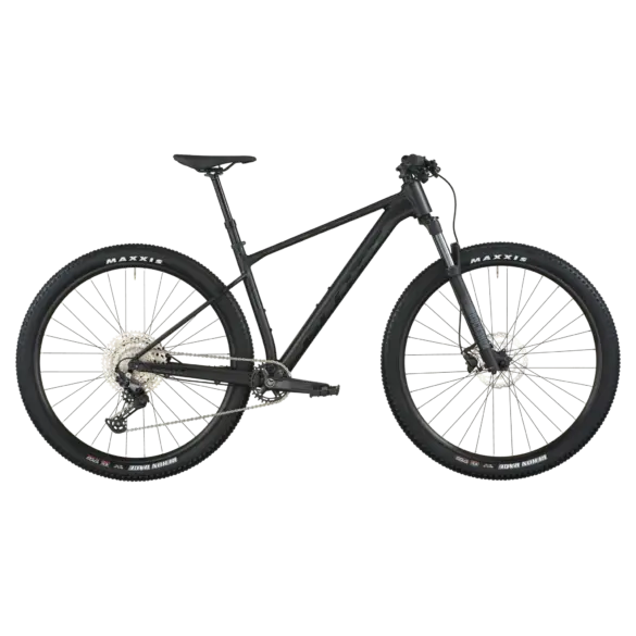 Seitenansicht eines schwarzen Scott Scale 940 Mountainbikes mit 29-Zoll-Laufrädern, RockShox Federgabel und Shimano Deore Antrieb.