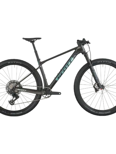 Das SCOTT Scale RC Team ist ein dunkles Carbon-Mountainbike mit dem Scott-Logo auf dem Unterrohr und hellblauen Akzenten. Es hat 29-Zoll-Räder mit Maxxis Rekon Race Reifen, eine RockShox Federgabel und eine SRAM Eagle AXS Schaltung.