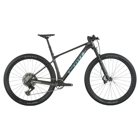 Das SCOTT Scale RC Team ist ein dunkles Carbon-Mountainbike mit dem Scott-Logo auf dem Unterrohr und hellblauen Akzenten. Es hat 29-Zoll-Räder mit Maxxis Rekon Race Reifen, eine RockShox Federgabel und eine SRAM Eagle AXS Schaltung.