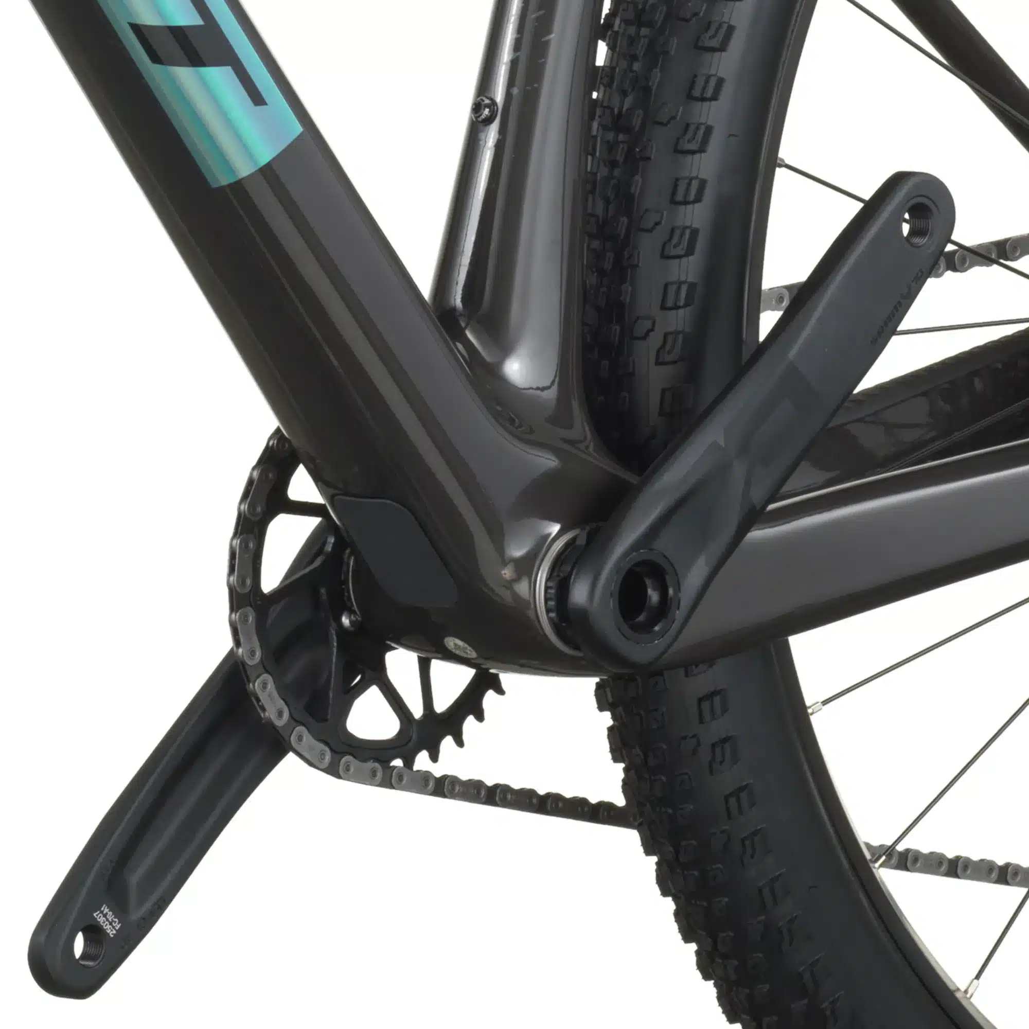 Detailbild eines Scott Scale RC Team Mountainbikes mit Fokus auf den Carbonrahmen, die SRAM Kurbelgarnitur, das Kettenblatt und die Kette.
