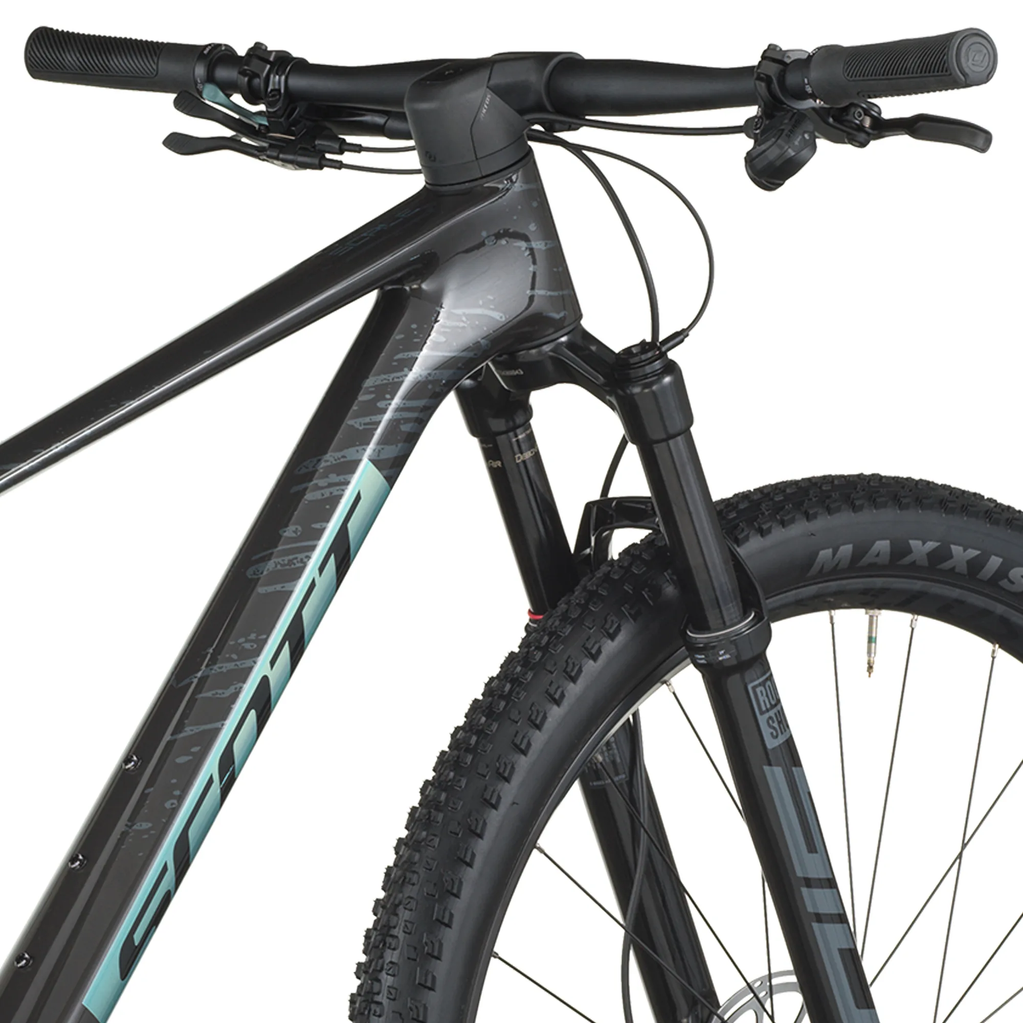 Nahaufnahme des Vorderteils eines schwarzen SCOTT Scale RC Team Mountainbikes mit Fokus auf den Lenker, die Federgabel und den Vorderreifen.
