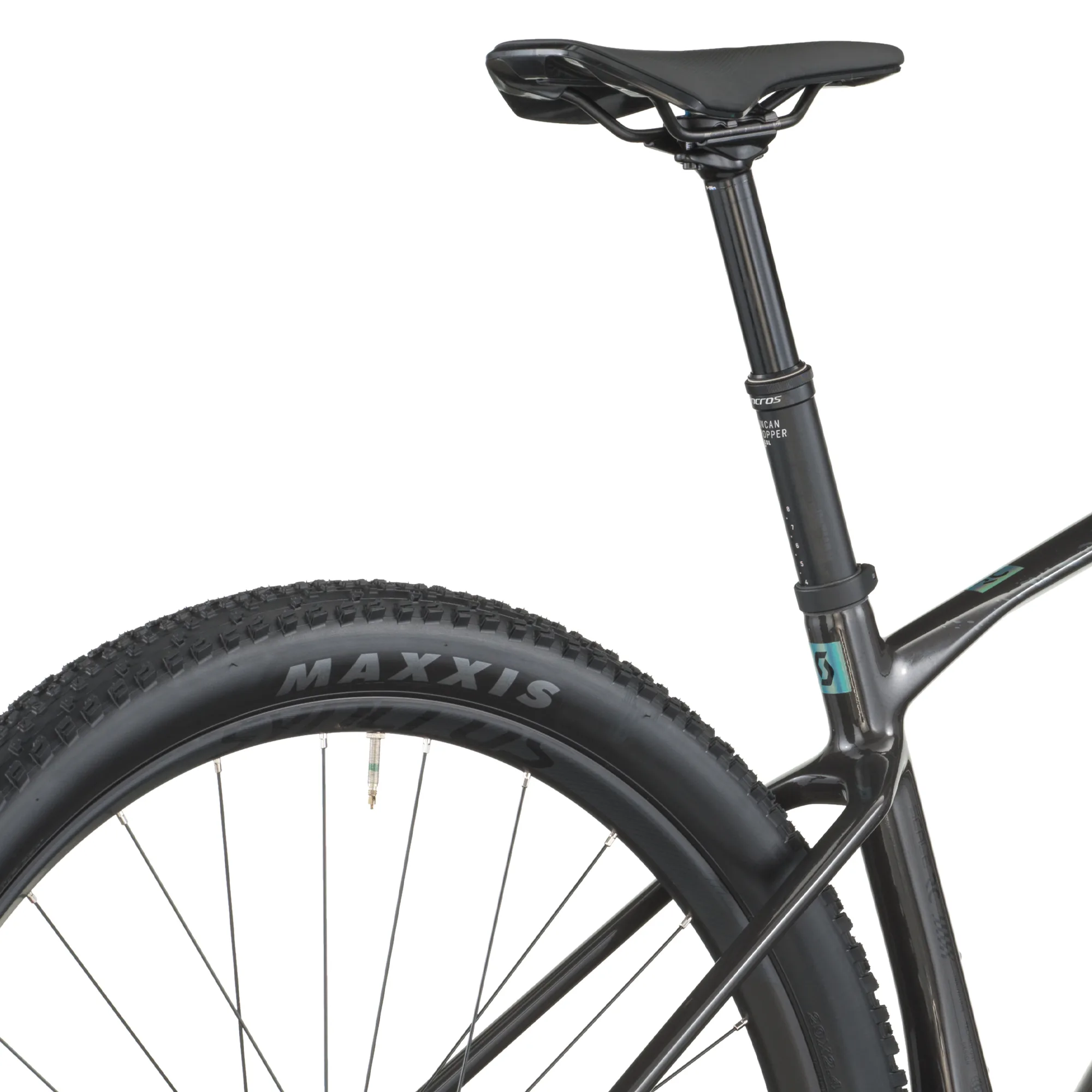 Detailaufnahme des Hinterrads mit Maxxis-Reifen, des schwarzen Carbonrahmens und der Syncros Variostütze eines SCOTT Scale RC Team Fahrrads.