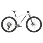 Weiße Ausführung des SCOTT Scale RC Team Issue Mountainbikes im Seitenprofil, mit schwarzen Reifengrafiken und "SCOTT" Schriftzug auf dem Unterrohr.