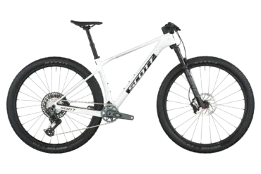 Weiße Ausführung des SCOTT Scale RC Team Issue Mountainbikes im Seitenprofil, mit schwarzen Reifengrafiken und "SCOTT" Schriftzug auf dem Unterrohr.