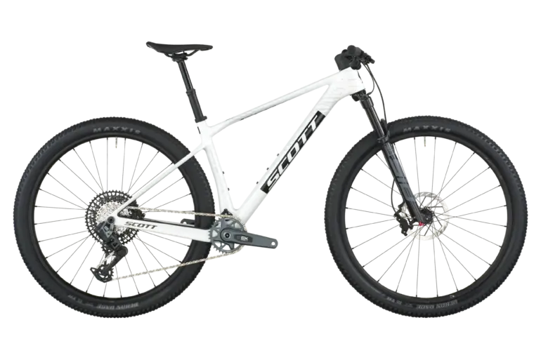 Weiße Ausführung des SCOTT Scale RC Team Issue Mountainbikes im Seitenprofil, mit schwarzen Reifengrafiken und "SCOTT" Schriftzug auf dem Unterrohr.