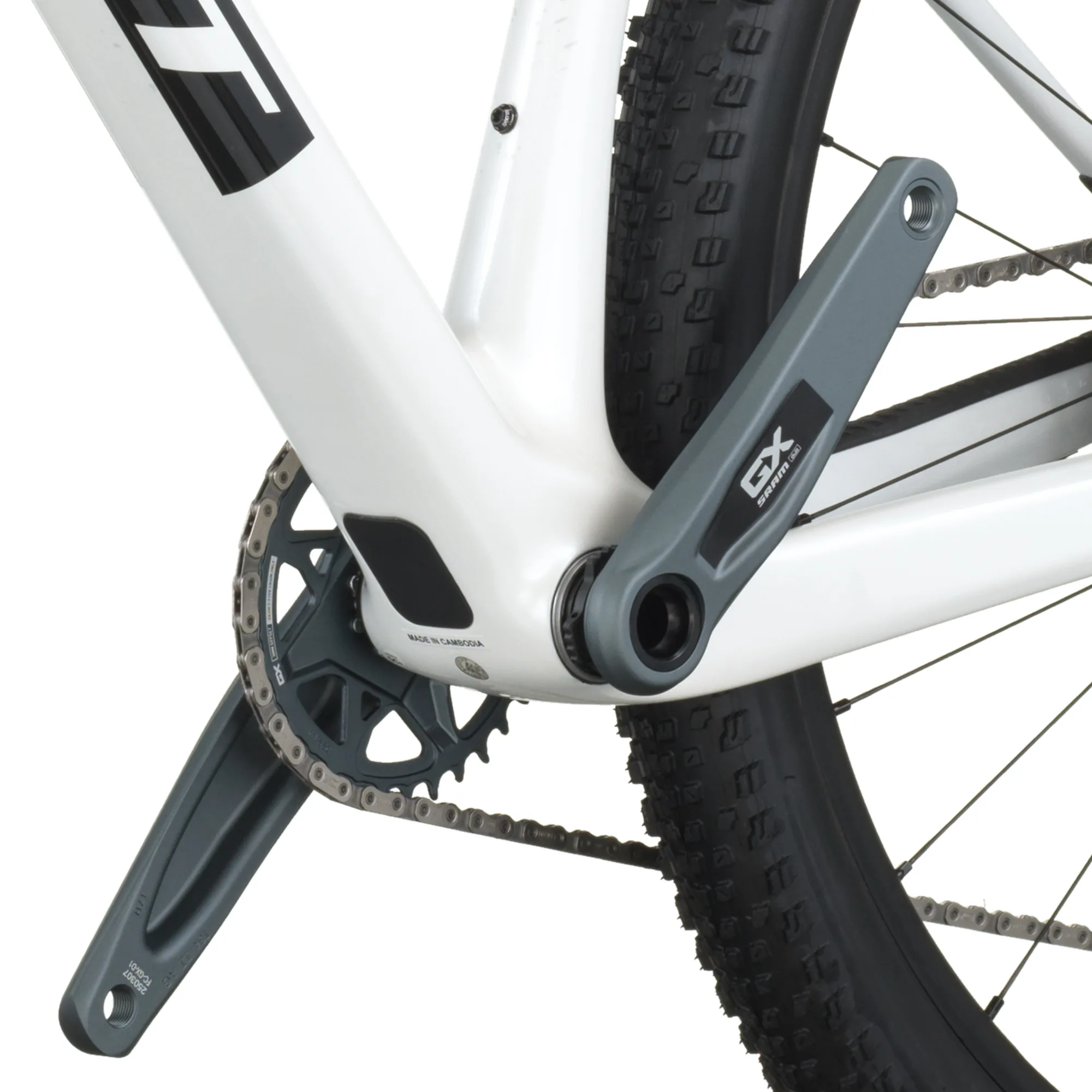 Detailansicht der Kurbelgarnitur und des Antriebsstrangs eines weißen SCOTT Scale RC Team Issue Mountainbikes.