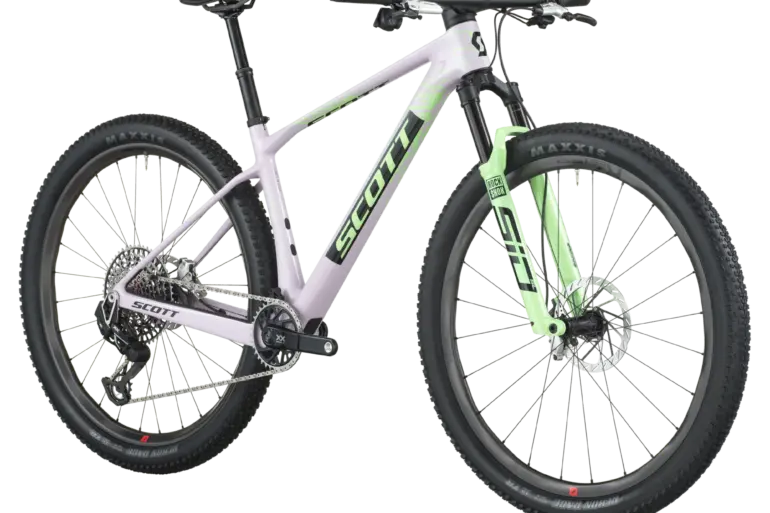 Scott Scale RC World Cup Fahrrad mit Vollfederung vorne in hush purple und grün.