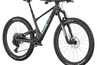 Schwarzes SCOTT Spark 900 EVO Mountainbike mit Camouflage-Muster auf dem Rahmen und türkisfarbener "SCOTT"-Schrift.