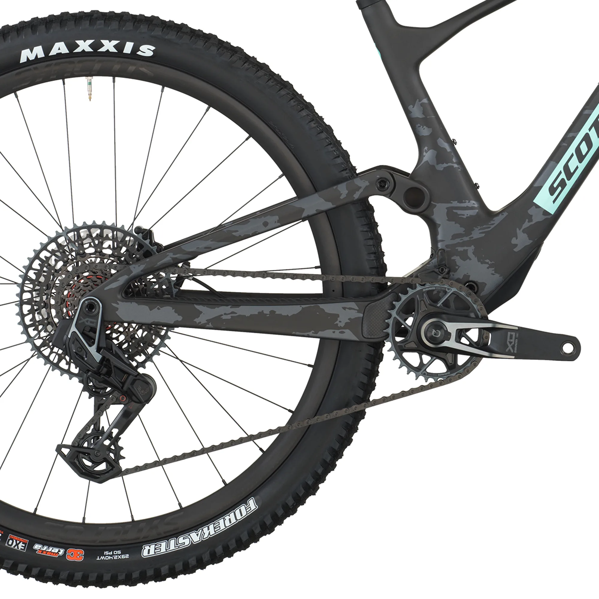 Detailansicht des Hinterrads mit Maxxis Forekaster Reifen, SRAM X0 Eagle AXS Schaltwerk, Kassette und Kette eines SCOTT Spark 900 EVO Mountainbikes.