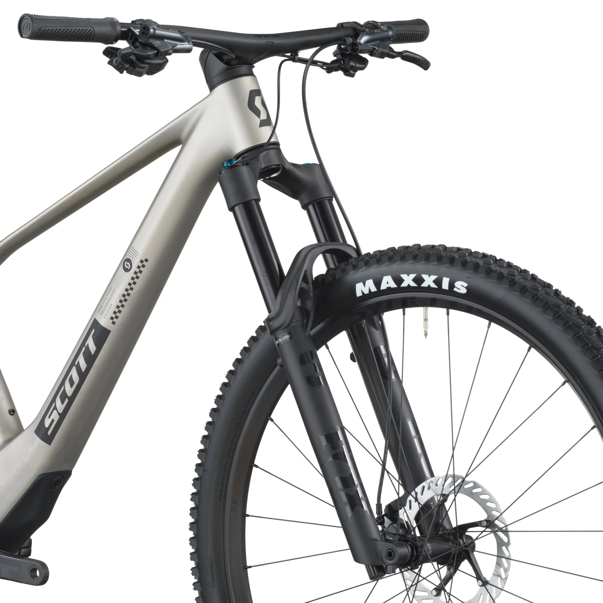 Vorderansicht eines SCOTT Spark 910 Mountainbikes mit Scott-Logo auf dem Rahmen, Fox Federgabel und Maxxis Reifen.
